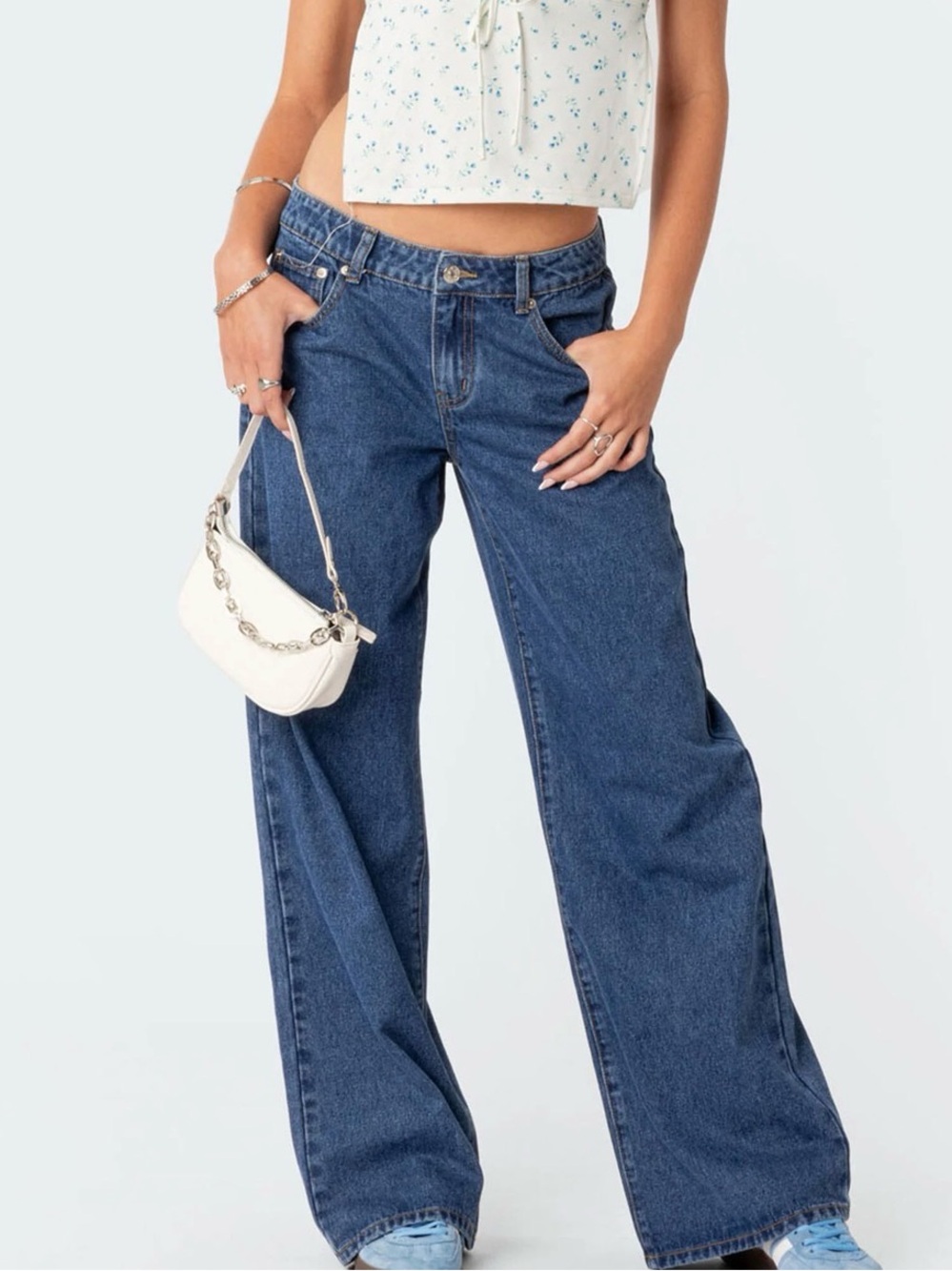 Edikted low-Waist Wide Leg Jeans in Medium Blue